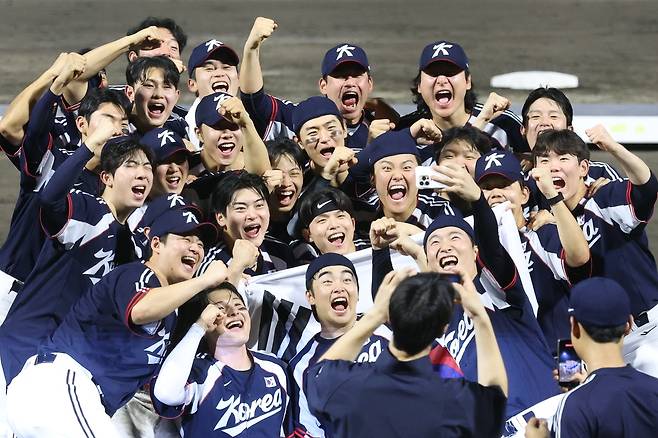 지난 27일(현지시간) 일본 아이치현 도요하시 시민구장에서 열린 ‘2026 아이치·나고야 아시안게임’ 야구 결승전 한국과 일본의 경기에서 3대1로 승리한 대표팀 선수들이 기념사진을 촬영하고 있다. 도요하시(일본)=뉴시스