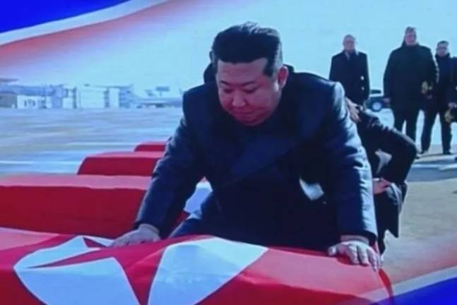 2025년 6월 30일 방영한 ‘북·러 예술인 공연 무대’ 녹화 중계의 한 장면. 김정은 북한 국무위원장이 러시아 파병 북한군 전사자 관을 어루만지며 애도하는 모습이다. 조선중앙TV 영상 캡처