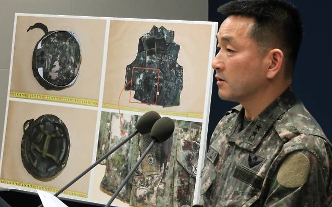 양진혁 합동참모본부 작전부장이 28일 서울 용산구 국방부에서 열린 ‘비무장지대 지뢰 추정 폭발 사고’ 관련 브리핑에서 관련 자료를 설명하고 있다. 2026.9.28. 연합뉴스
