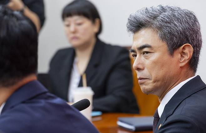 신임 강신철 국방부 장관(오른쪽)이 28일 취임 인사를 위해 국민의힘을 찾아 장동혁 대표의 발언을 듣고 있다. ⓒ연합뉴스