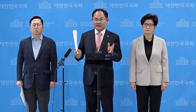 국민의힘 국방위원회 간사인 임종득 의원과 국방위원들이 26일 국회 소통관에서 비무장지대 폭발사고 현장조사와 관련해 기자회견에서 취재진 질의에 답하고 있다. ⓒ연합뉴스