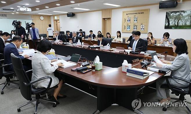 전체회의 주재하는 송경희 개인정보보호위원회 위원장 (서울=연합뉴스) 안정원 기자 = 송경희 개인정보보호위원회 위원장이 9일 서울 종로구 정부서울청사에서 열린 제19회 위원회 전체회의에서 발언하고 있다 2026.9.9 jeong@yna.co.kr