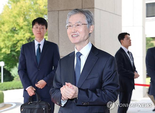 질문에 답변하는 조희대 대법원장 (서울=연합뉴스) 김주형 기자 = 조희대 대법원장이 28일 서울 서초구 대법원으로 출근하며 취재진의 질문에 답변하고 있다. 2026.9.28 kjhpress@yna.co.kr