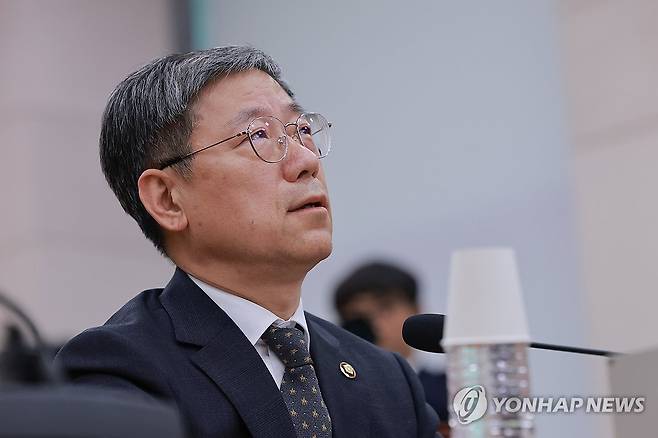 긴급현안질의에서 법사위원 질의 듣는 노경필 법원행정처장 (서울=연합뉴스) 신현우 기자 = 노경필 법원행정처장이 28일 국회 법제사법위원회 전체회의에서 열린 긴급현안질의에서 법사위원 질의를 듣고 있다. 2026.9.28 nowwego@yna.co.kr