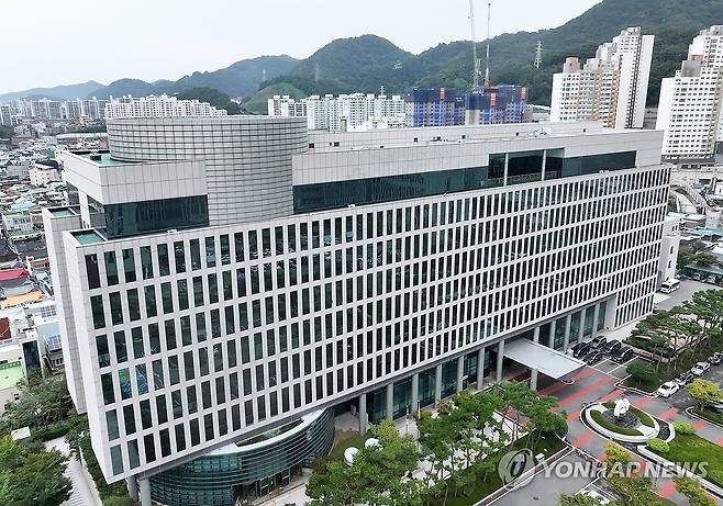 사라지는 검찰청 (전남광주=연합뉴스) 조남수 기자 = 공소청 출범을 나흘 앞둔 28일 전남광주통합특별시 동구 광주고등ㆍ지방검찰청사에 붙어있던 간판이 떼어져 있다. 2026.9.28 iso64@yna.co.kr