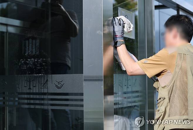 검찰 마크 제거 (서울=연합뉴스) 이진욱 기자 = 내달 2일 개정 공소청법 시행을 앞두고 28일 서울 서초구 대검찰청에서 작업자가 검찰 심볼마크와 로고를 지우고 있다. 2026.9.28 cityboy@yna.co.kr
