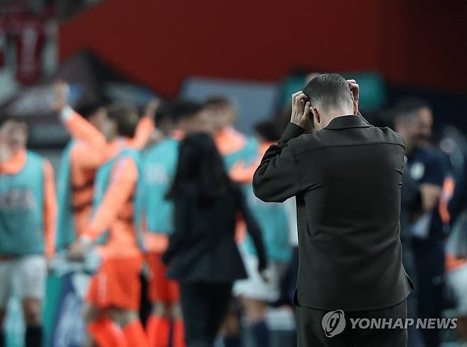 4대1 패배한 모레노 (서울=연합뉴스) 신준희 기자 = 28일 서울월드컵경기장에서 열린 축구 대한민국과 우루과이의 평가전.
한국 모레노 감독이 4대1로 경기가 종료된 뒤 어두운 표정을 짓고 있다. 2026.9.28 hama@yna.co.kr