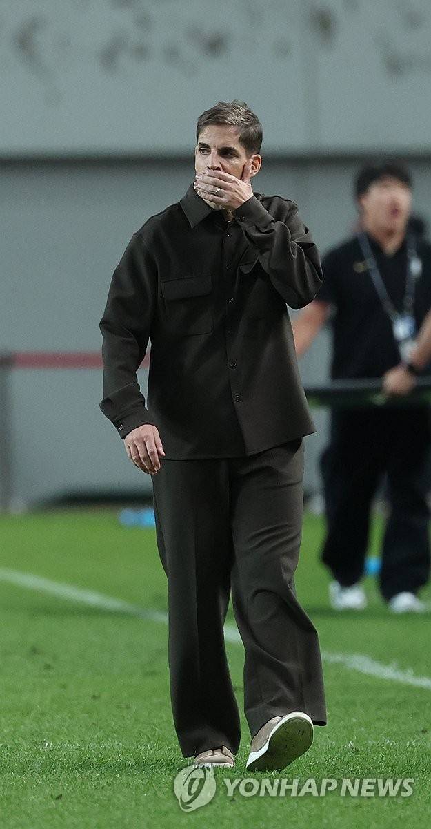 4대1 패배한 모레노 (서울=연합뉴스) 신준희 기자 = 28일 서울월드컵경기장에서 열린 축구 대한민국과 우루과이의 평가전.
한국 모레노 감독이 4대1로 경기가 종료된 뒤 어두운 표정을 짓고 있다. 2026.9.28 hama@yna.co.kr
