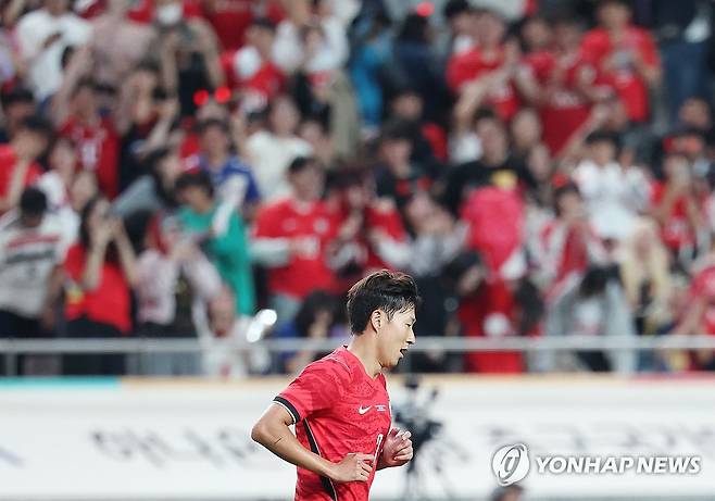 너무 늦어버린 첫골 (서울=연합뉴스) 신준희 기자 = 28일 서울월드컵경기장에서 열린 축구 대한민국과 우루과이의 평가전.
한국 손흥민이 골을 성공시킨 뒤 하프라인으로 돌아가고 있다. 2026.9.28 hama@yna.co.kr