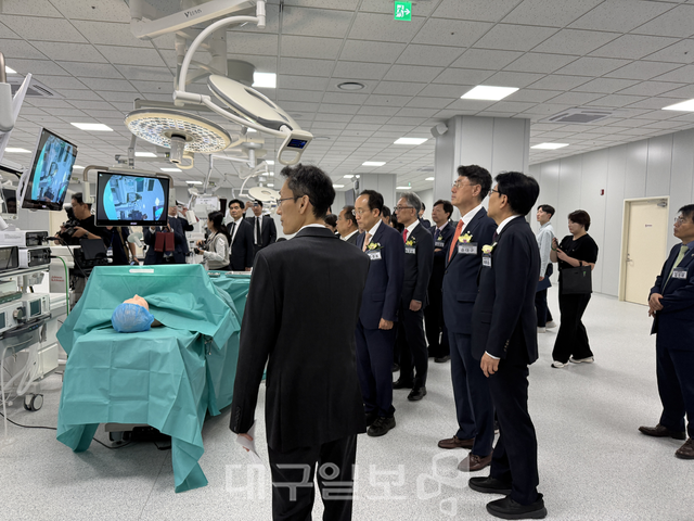 추경호 시장을 비롯한 관계자들이 29일 대구 동구에 위치한 의료기술시험연수원에서 수술·시술 훈련공간을 둘러보고 있다. 박수연 기자