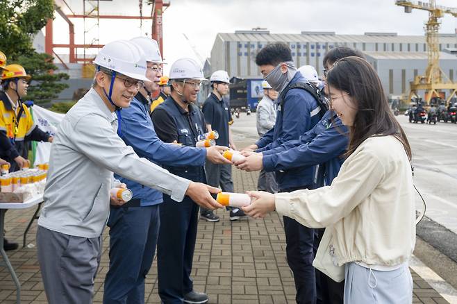 29일 HD현대중공업 임직원들이 울산 본사에서 고용노동부 울산동부지청, 한국산업안전보건공단 울산지역본부와 함께 ‘민관 합동 안전캠페인’을 실시하고 있다.(사진제공=HD현대중공업)