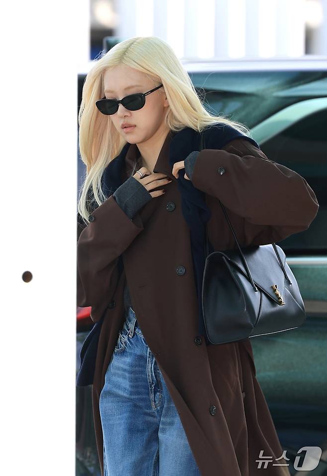 블랙핑크 로제가 해외 일정을 위해 28일 인천국제공항을 통해 프랑스 파리로 출국하고 있다. ⓒ 뉴스1 권현진 기자