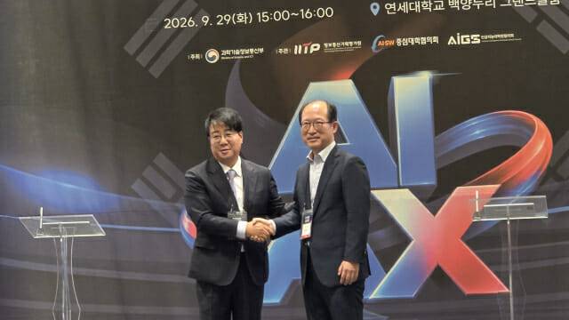 신용태 AI·SW중심대학협의회장(왼쪽)과 이지형 AI대학원협의회장이 공동선언문 낭독후 악수를 하고 있다.