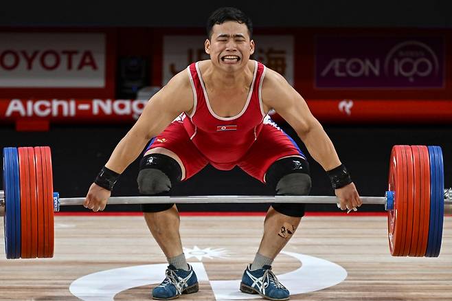 북한 로광렬이 28일 일본 나고야시 중소기업진흥회관에서 열린 2026 아이치·나고야 아시안게임 역도 남자 85㎏급 인상 경기에서 바벨을 들어 올리고 있다. 로광렬은 인상 165㎏, 용상 214㎏, 합계 379㎏의 세계신기록으로 금메달을 차지했다. 나고야=하상윤 기자
