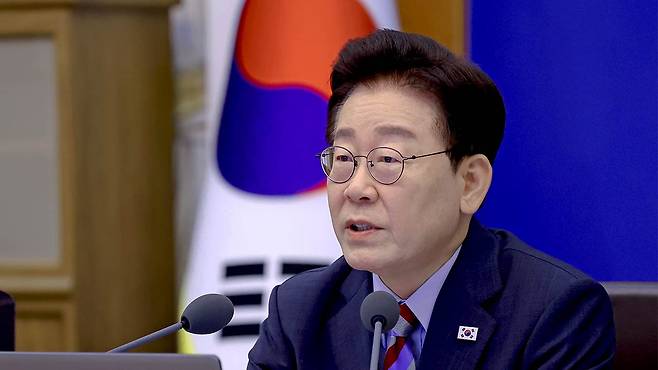 오늘 청와대에서 주재한 국무회의에서 발언하고 있는 이재명 대통령