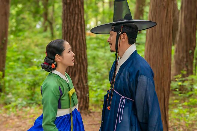 넷플릭스 시리즈 <스캔들>에서 조씨부인 역할을 맡은 손예진(왼쪽). 넷플릭스 제공