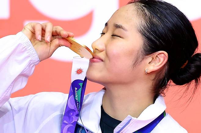 한국 배드민턴 여자 단식의 절대 강자 안세영이 29일 이치노미야시 종합체육관서 열린 2026아이치·나고야아시안게임 결승전서 금메달을 차지한 뒤 기뻐하고 있다. 이치노미야|뉴시스
