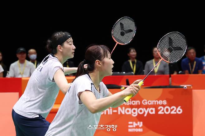 이소희·백하나가 29일 일본 아이치현 이치노미야 시립체육관에서 열린 2026 아이치·나고야 아시안게임 배드민턴 여자 복식 결승에서 중국의 류성슈·탄닝을 상대로 경기를 펼치고 있다. 이치노미야|강윤중 선임기자