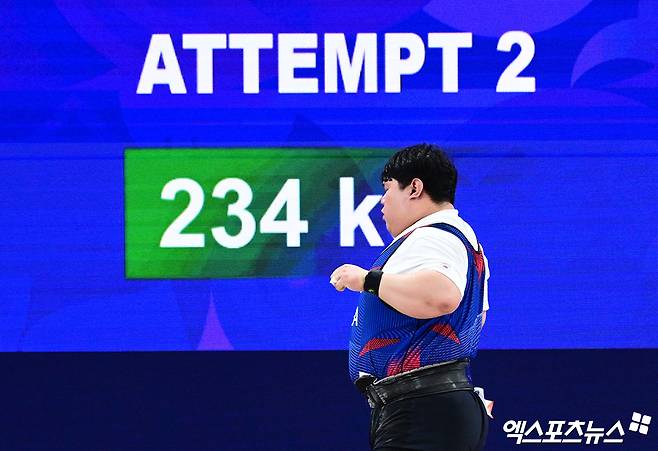 한국 역도 국가대표 송영환(홍천군청)이 29일 오후 일본 나고야 중소기업진흥회관에서 열린 2026 아이치·나고야 아시안게임 역도 남자 110kg 이상급 경기에 출전해 인상 180kg, 용상 234kg, 합계 414kg으로 4위에 올랐다. 일본 나고야, 박지영 기자