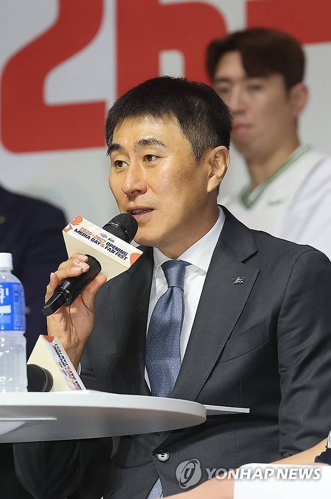 발언하는 이상민 부산 KCC 감독 (서울=연합뉴스) 박동주 기자 = 29일 서울 용산구 블루스퀘어 우리WON뱅킹홀에서 열린 2026-2027 KCC 프로농구 개막 미디어데이.
이상민 부산 KCC 감독이 발언하고 있다. 2026.9.29 pdj6635@yna.co.kr