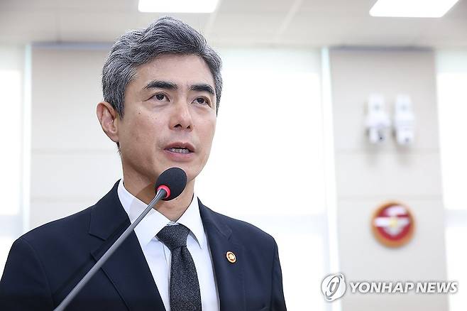 발언하는 강신철 국방부 장관 (서울=연합뉴스) 황광모 기자 = 강신철 국방부 장관 29일 국회에서 열린 국방위원회 DMZ 지뢰 추정 폭발사고 현안 질의에서 발언하고 있다. 2026.9.29 hkmpooh@yna.co.kr