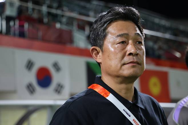 선수들 지켜보는 이민성 감독.연합뉴스