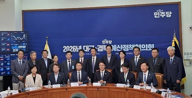 더불어민주당 김민석 대표와 한병도 원내대표, 박형룡 대구시당위원장, 오중기 경북도당위원장 등 참석자들이 30일 국회에서 열린 ‘2026 대구·경북 예산정책협의회’에서 기념촬영을 하고 있다.