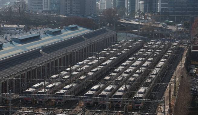 서울 구로구 한국철도공사(코레일) 구로차량기지에 전동차들이 세워져 있다.(연합뉴스)
