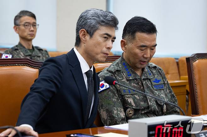 강신철 국방부 장관(왼쪽)과 진영승 합동참모의장이 29일 서울 여의도 국회에서 열린 제439회 국회(정기회) 국방위원회 제4차 전체회의에 출석해 비무장지대(DMZ) 지뢰 추정 폭발 사고 관련 현안보고에 앞서 대화하고 있다. 2026.9.29 ⓒ 뉴스1 유승관 기자