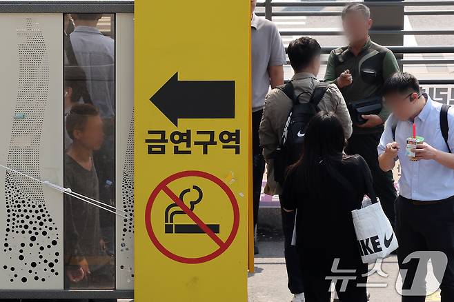 세계 금연의 날을 이틀 앞둔 31일 서울역 흡연실에서 시민들이 담배를 피고 있다. 2025.5.29 ⓒ 뉴스1 이동해 기자
