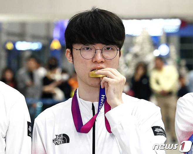 '2022 항저우 아시안게임' e스포츠 리그 오브 레전드(LoL)에서 금메달을 획득한 페이커 이상혁. 2023.9.30 ⓒ 뉴스1 구윤성 기자