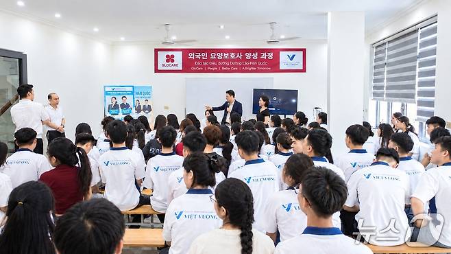 지난 8월 베트남 푸토 지역 비엣프엉 유학센터에서 열린 한국 요양보호사 설명회에서 국내 유학을 희망하는 베트남 학생들이 글로케어의 양성 프로그램 안내를 듣고 있다./사진제공=삼성생명