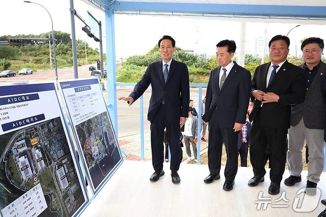지난 29일 강원 동해시 AI데이터센터 건립 예정 부지를 찾은 우상호 강원도지사와 이정학 동해시장. (동해시 제공. 재판매 및 DB 금지) 2026.9.30/뉴스1