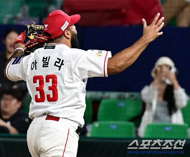 29일 인천 SSG랜더스필드에서 열린 SSG와 LG의 경기. 8회 투구를 마치고 환호하는 SSG 아빌라. 인천=송정헌 기자songs@sportschosun.com/2026.09.29/