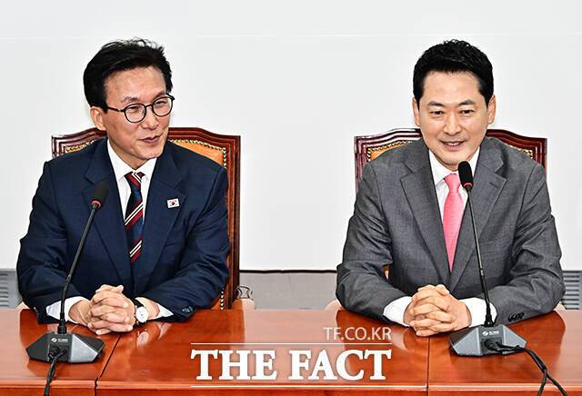 여야 대표들이 당권을 쥐고도 지지세 확장에 어려움을 겪는 가운데 잠재적 차기 주자들은 각자의 방식으로 존재감을 키우고 있다. 사진은 지난 8월 24일 김민석 더불어민주당 대표(왼쪽)와 장동혁 국민의힘 대표 접견. /배정한 기자
