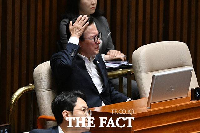 김민석 더불어민주당 대표가 지난 9월 11일 국회에서 열린 제439회 국회(정기회) 본회의 경제분야 대정부 질문에 참석해 피곤한 모습을 보이고 있다. /서예원 기자