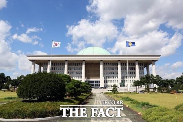 국회 예산정책처는 수출 호조와 내수 회복에 힘입어 내년 우리나라 경제가 2.7% 성장하고, 향후 5년간 잠재성장률은 연평균 2.3%를 기록할 것으로 전망했다. /더팩트 DB