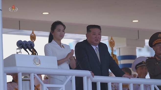 김정은 북한 국무위원장이 지난 6일 동해 원산항에서 열린 강건호 취역 기념식에 참석했다. 딸 김주애가 함께했다./조선중앙TV 뉴시스