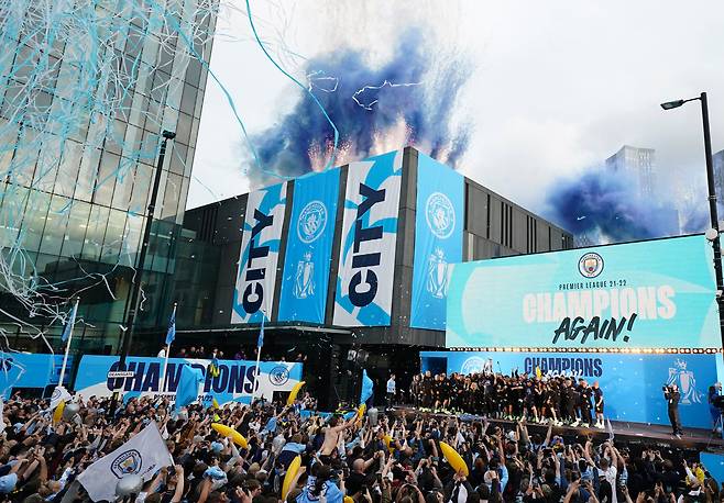 셰이크 만수르 구단주가 인수한 이후 세계 최고 명문 축구 클럽으로 부상한 맨체스터 시티가 장부 조작 및 재정 규칙 위반 혐의로 구단이 공중분해될 초유의 위기에 놓였다./AP 연합뉴스