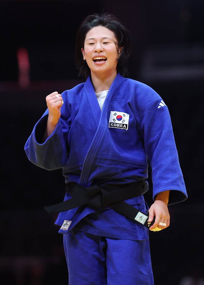 30일 일본 나고야 아이치 인터내셔널 아레나에서 열린 2026 아이치 나고야 아시안게임 유도 여자 52㎏급 준결승 한국 장세윤과 일본 후지시로 고코로 경기. 장세윤이 승리한 뒤 기뻐하고 있다. /연합뉴스