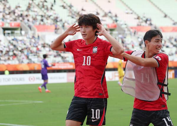 배준호가 30일 열린 2026 아이치·나고야 아시안게임 축구 준결승 중국과 경기에서 통렬한 헤딩 결승골을 성공시킨 뒤 기뻐하고 있다. 오사카/연합뉴스