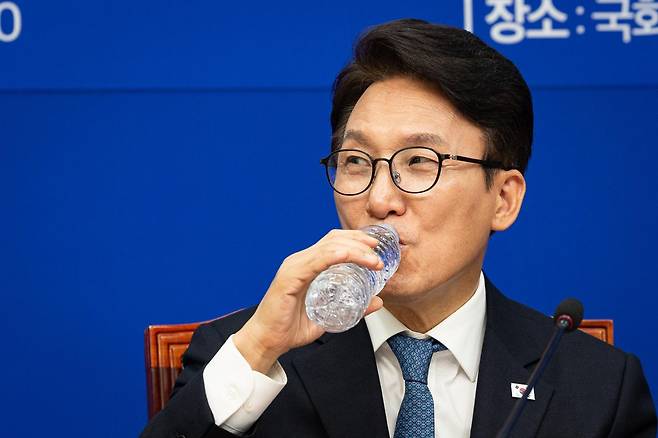 김민석 더불어민주당 대표가 30일 서울 여의도 국회에서 열린 2026년 전남광주 예산정책협의회에서 물을 마시고 있다. 뉴스1