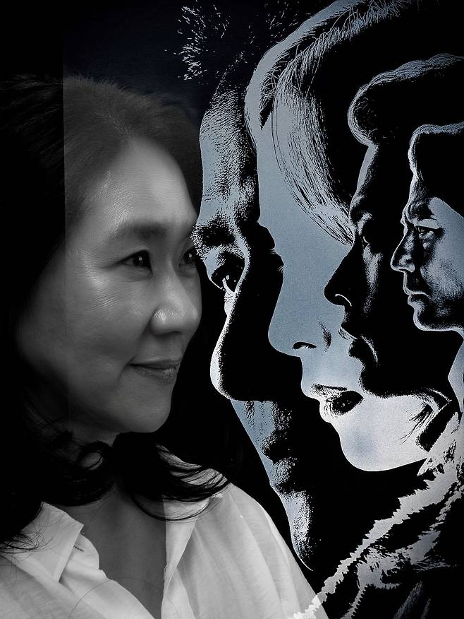 조인성·박정민·신세경 주연의 첩보 액션영화 ‘휴민트’ 포스터와 강혜정 제작자를 다중 촬영한 사진. 그는 남편 류승완 감독과 함께 ‘밀수’, ‘모가디슈’, ‘군함도’, ‘베테랑’ 등의 흥행작을 만들었다. 권혁재 사진전문기자