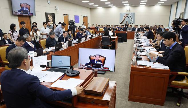 송기헌 국회 과학기술정보방송통신위원회 위원장이 22일 서울 영등포구 국회에서 열린 과방위 전체회의에서 의사봉을 두드리고 있다. 이날 2026년도 국정감사 증인 등 출석요구의 건이 처리됐다. /뉴시스