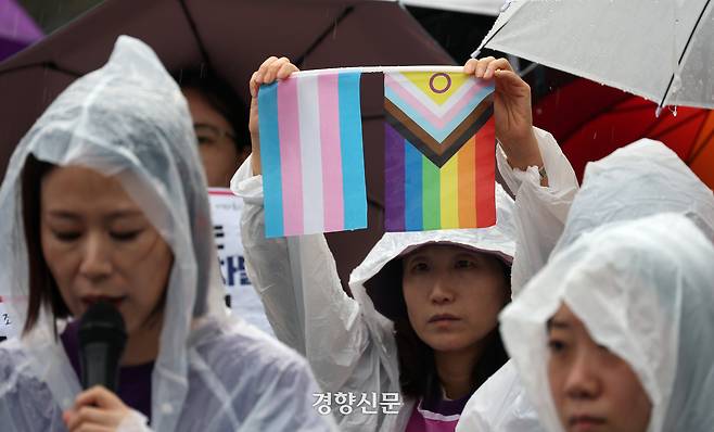 차별금지법제정연대 등 인권시민사회단체 활동가들이 지난 1일 서울 종로구 광화문광장 이순신동상 앞에서 ‘교육부의 성소수자 차별 조장 규탄 기자회견’을 하고 있다. 이들은 최근 교육부가 ‘혐오·차별 표현 대응 가이드북’ 초안 제작 과정에서 성소수자 관련 내용을 삭제한 것과 관련해 교육부 장관의 사과와 가이드북에 성소수자 관련 내용을 담아 수정하여 제작 및 배포할 것을 요구했다. 권도현 기자