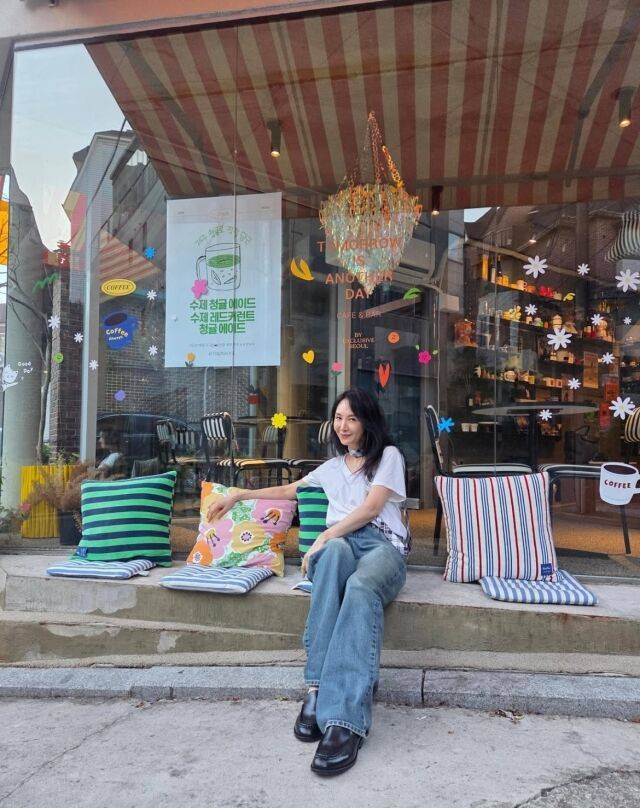 채시라가 반려견과 함께한 여유로운 일상을 공개하며 변함없는 비주얼을 자랑했다. / 채시라 SNS