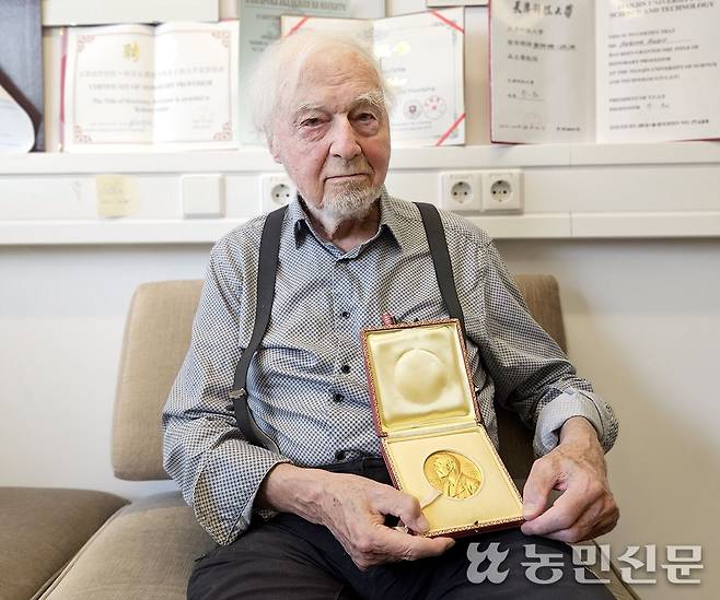 식물 광합성 과정에서 핵심 역할을 하는 단백질의 3차원 구조를 밝혀낸 공로로 1988년 노벨화학상을 받은 로베르트 후버 교수.