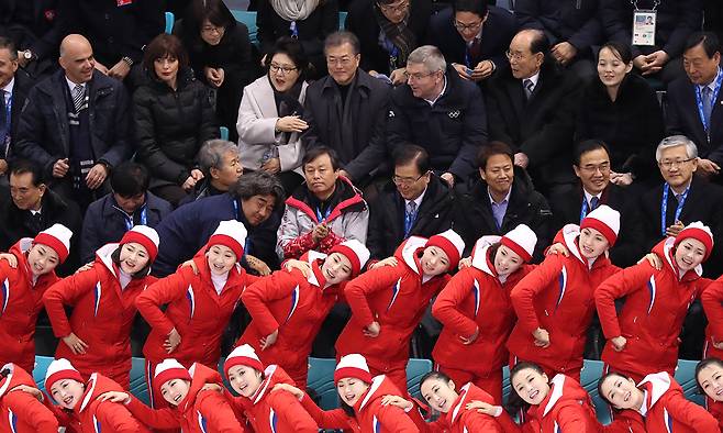 2018년 2월 평창동계올림픽 여자 아이스하키 남북 단일팀을 응원하는 북한 응원단을 문재인 대통령 내외, 김영남 북한 최고인민회의 상임위원장, 김여정 부부장 등 남북한 주요 인사들이 지켜보고 있다. 세계일보 자료사진