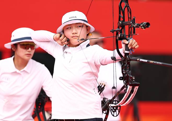 강연서가 30일 일본 아이치현 오카자키 중앙종합공원 다목적광장에서 열린 2026 아이치·나고야 아시안게임 양궁 컴파운드 여자 단체 동메달 결정전에서 대만을 상대로 활시위를 당기고 있다. 오카자키=연합뉴스