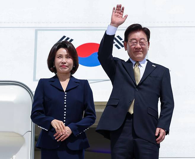 멕시코 국빈방문을 마친 이재명 대통령과 김혜경 여사가 26일(현지시간) 멕시코시티 펠리페 앙헬레스 국제공항 공군 1호기에서 환송객에게 인사하고 있다. ⓒ연합뉴스